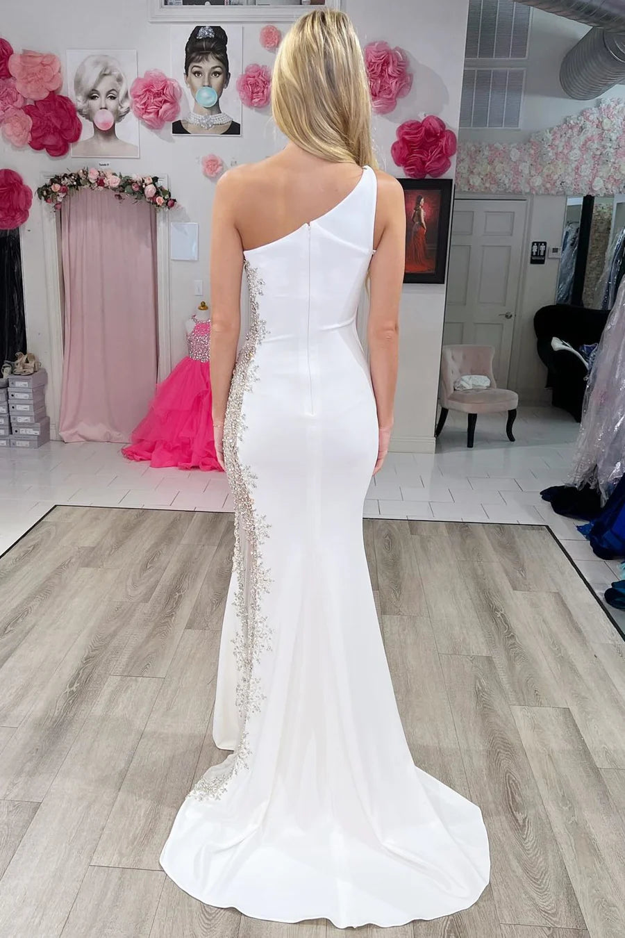 Vestido de fiesta largo de corte trompeta con un solo hombro y abertura lateral
